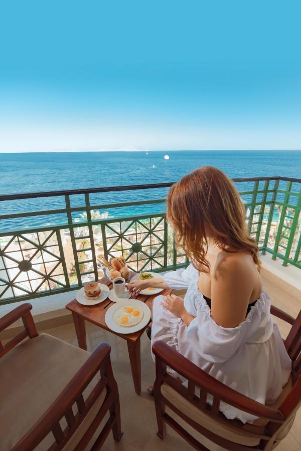Stella Di Mare Beach Hotel & Spa Шарм ел-Шейх Екстериор снимка A woman on a balcony