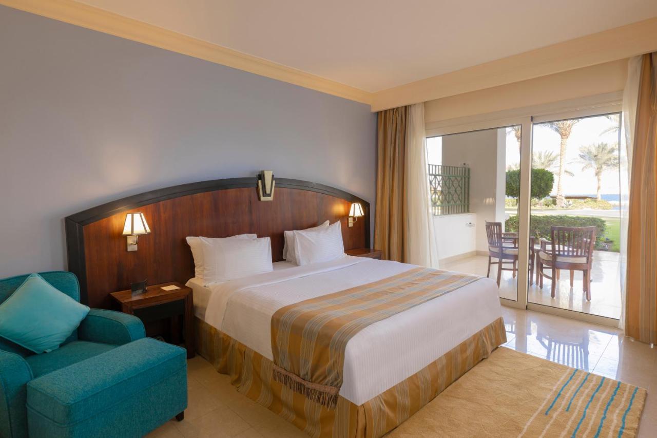 Stella Di Mare Beach Hotel & Spa Шарм ел-Шейх Екстериор снимка A bedroom in a hotel