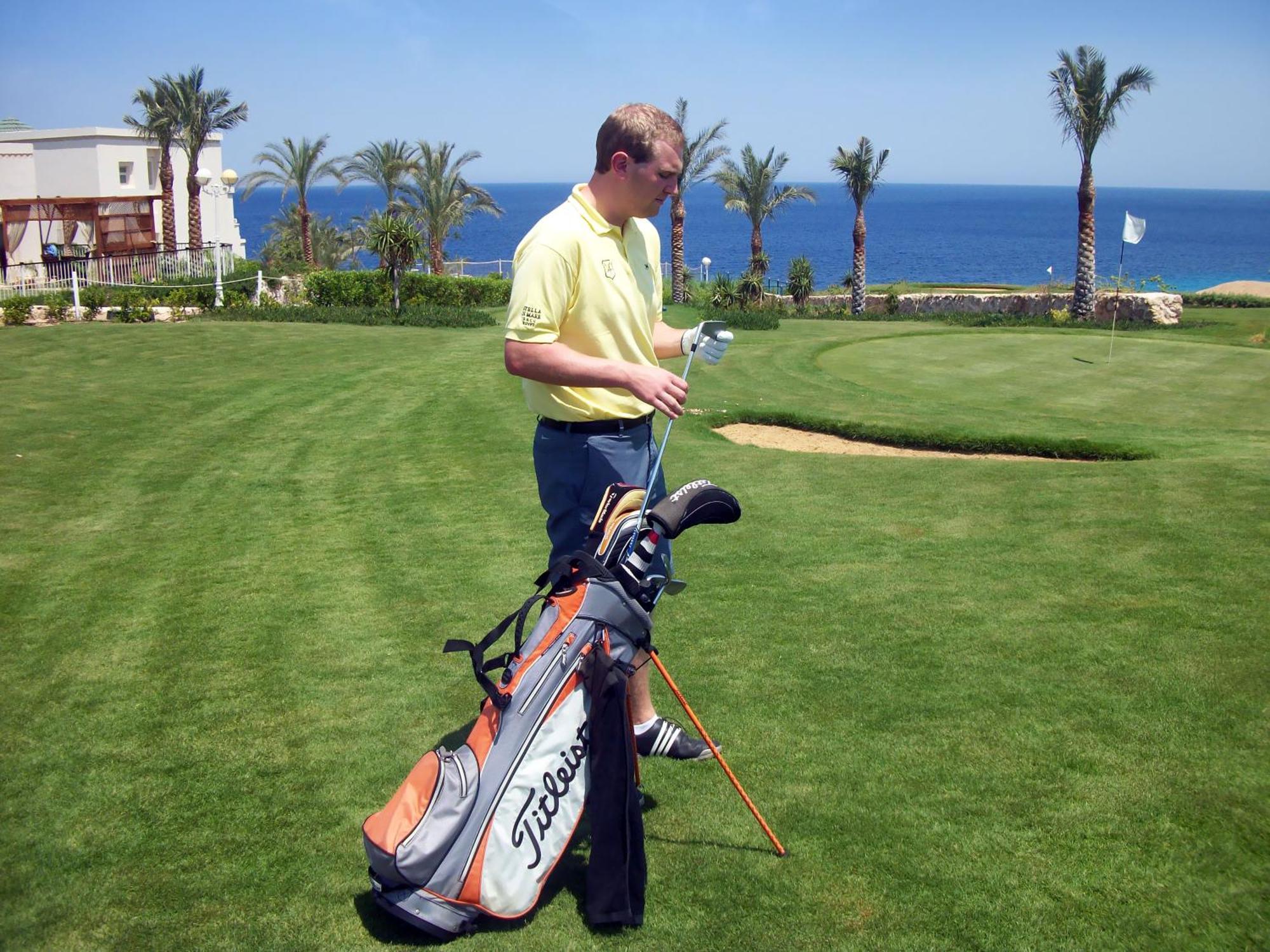 Stella Di Mare Beach Hotel & Spa Шарм ел-Шейх Екстериор снимка Golf player with a golf bag