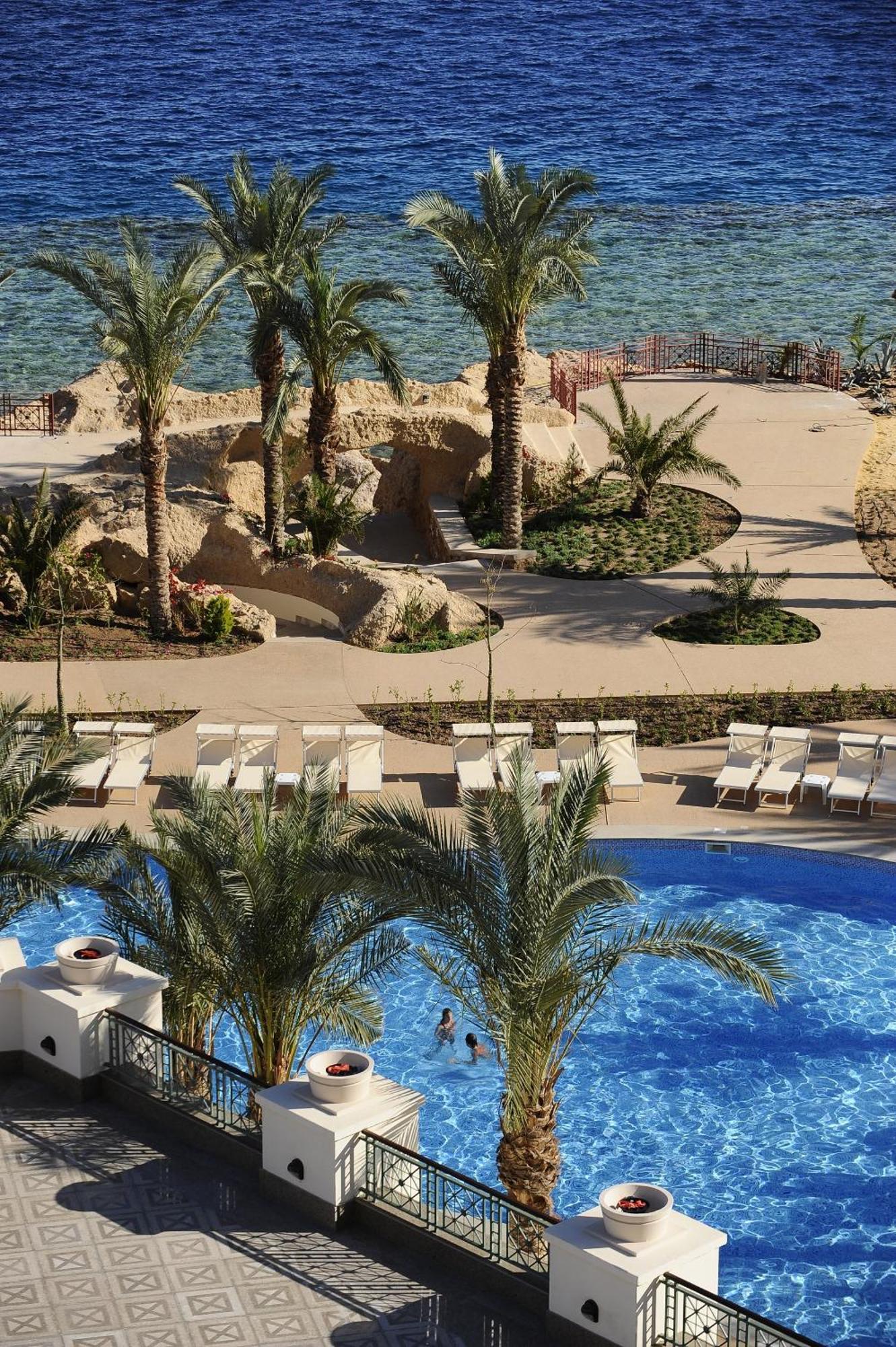 Stella Di Mare Beach Hotel & Spa Шарм ел-Шейх Екстериор снимка The pool at the Hilton Sharm El Sheikh