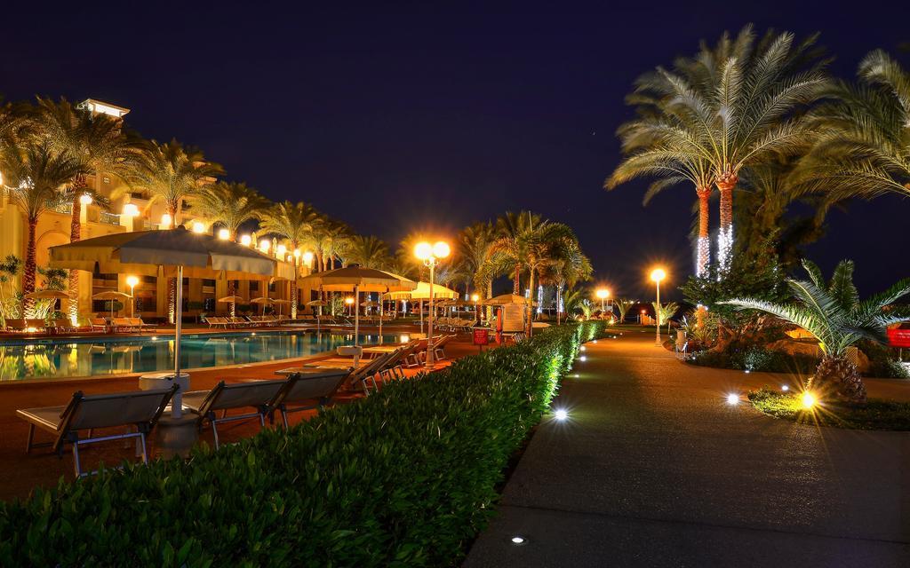 Stella Di Mare Beach Hotel & Spa Шарм ел-Шейх Екстериор снимка The resort at night