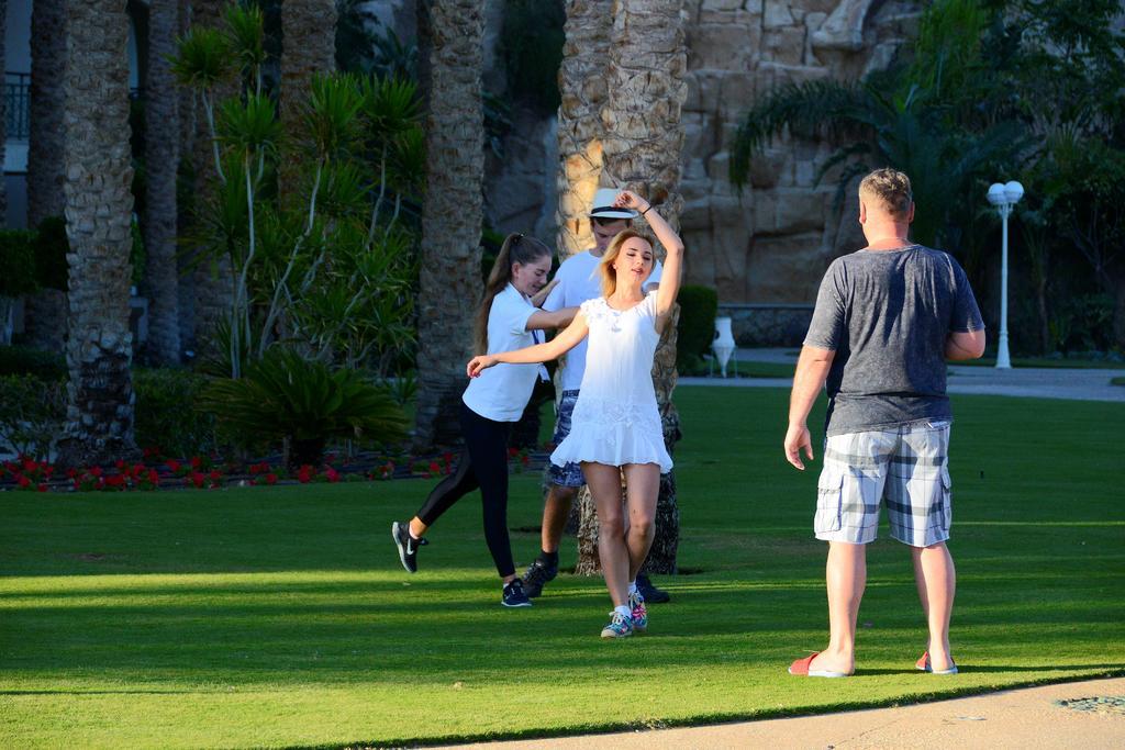 Stella Di Mare Beach Hotel & Spa Шарм ел-Шейх Екстериор снимка A game of bocce in progress