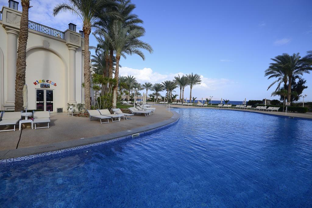Stella Di Mare Beach Hotel & Spa Шарм ел-Шейх Екстериор снимка The pool at the Hilton Sharm El Sheikh