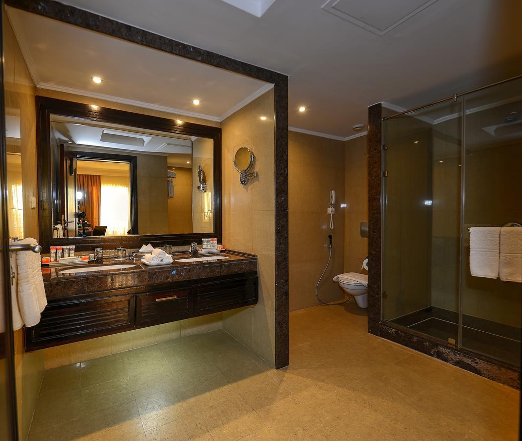 Stella Di Mare Beach Hotel & Spa Шарм ел-Шейх Екстериор снимка A bathroom in a hotel